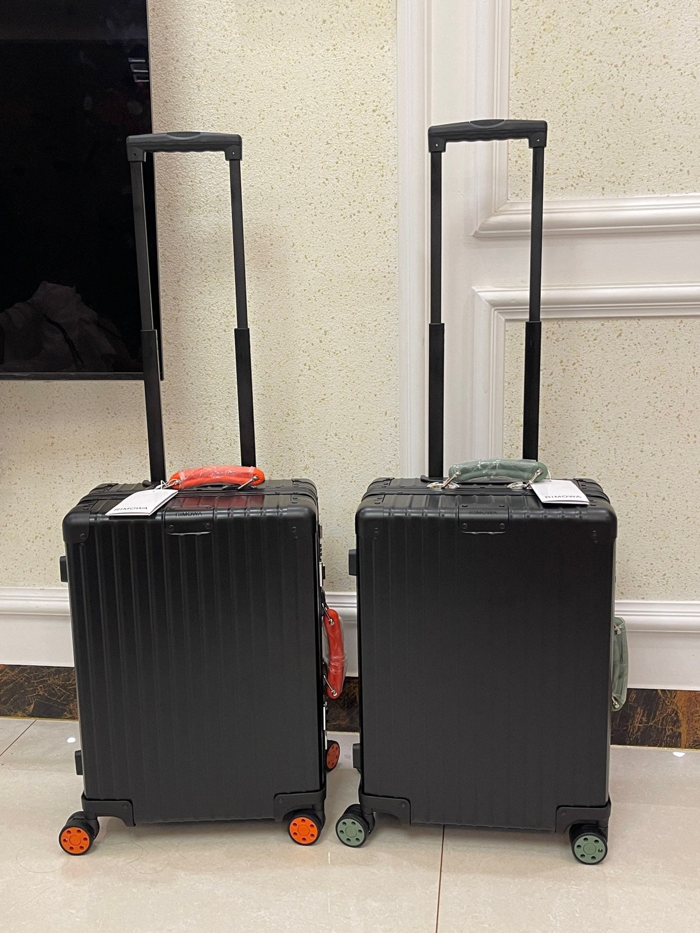 Modern Black Hardshell Spinner Suitcase with Contrast Accent Wheels