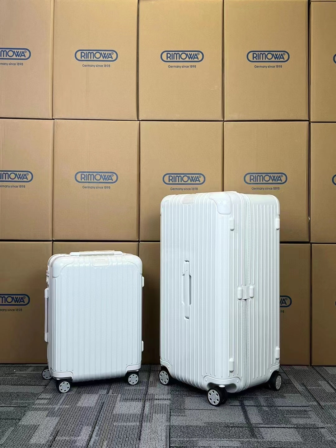 White Ribbed Hardside Spinner Suitcase Travel Trunk Set