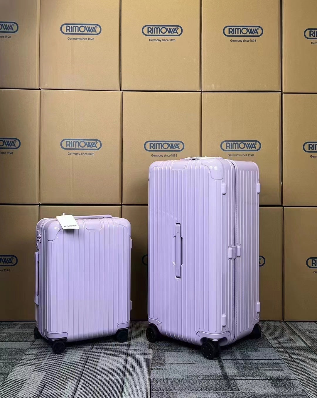 White Ribbed Hardside Spinner Suitcase Travel Trunk Set