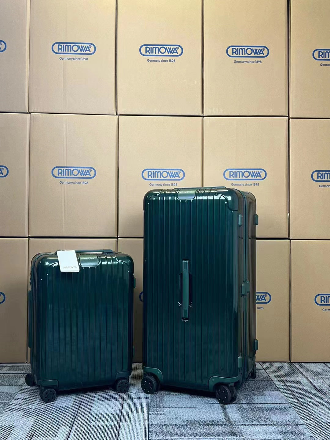 White Ribbed Hardside Spinner Suitcase Travel Trunk Set