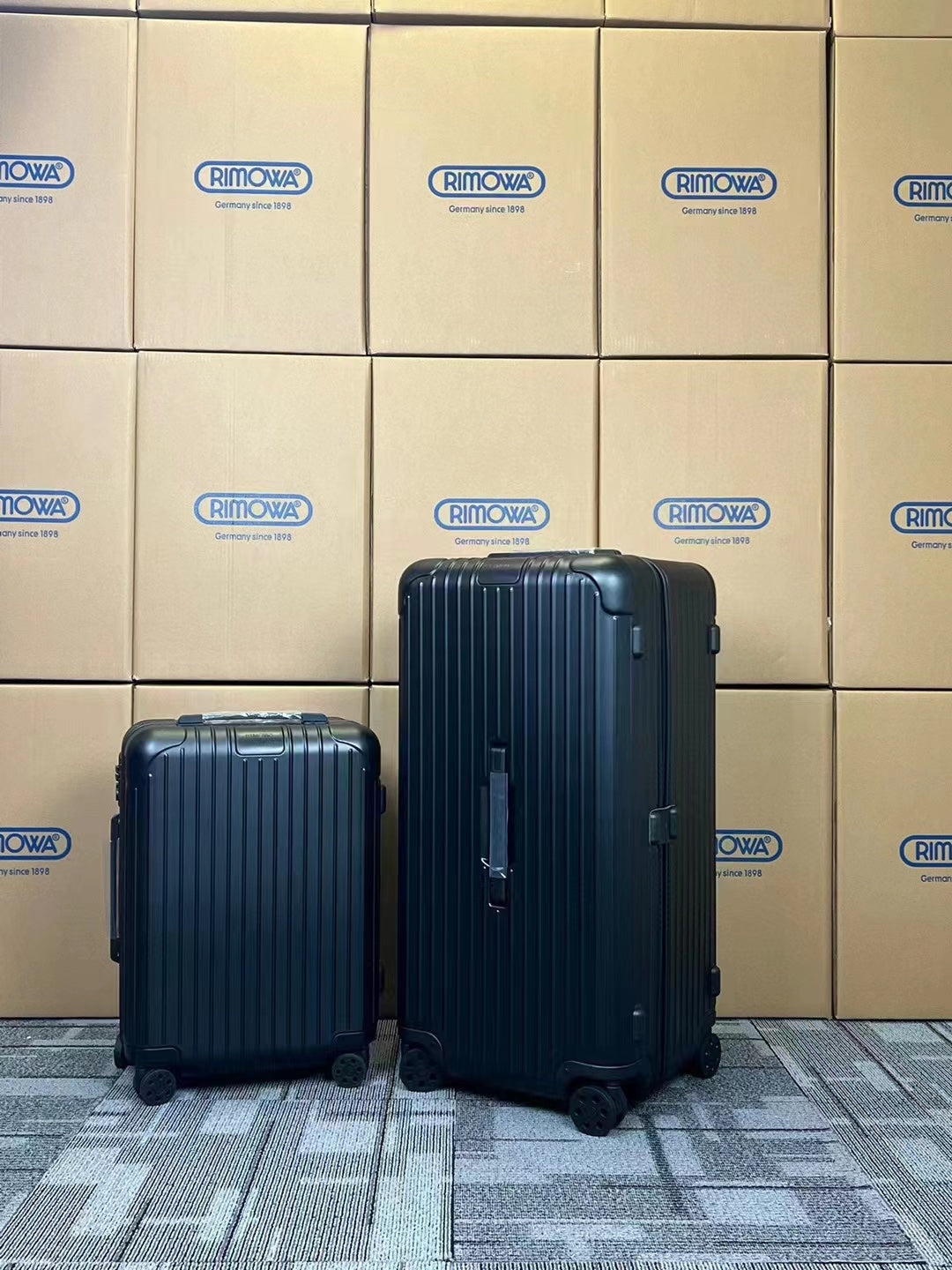 White Ribbed Hardside Spinner Suitcase Travel Trunk Set