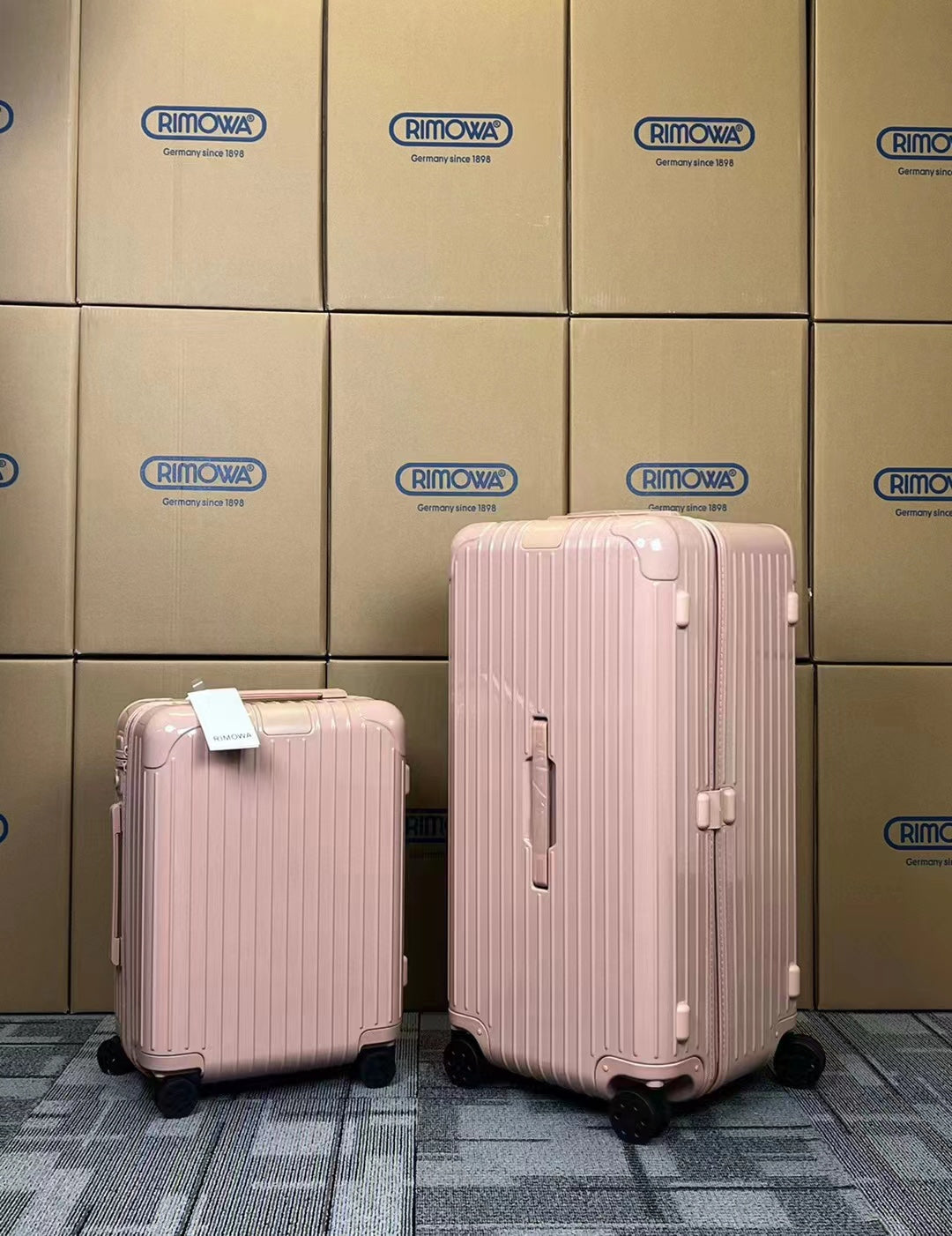 White Ribbed Hardside Spinner Suitcase Travel Trunk Set