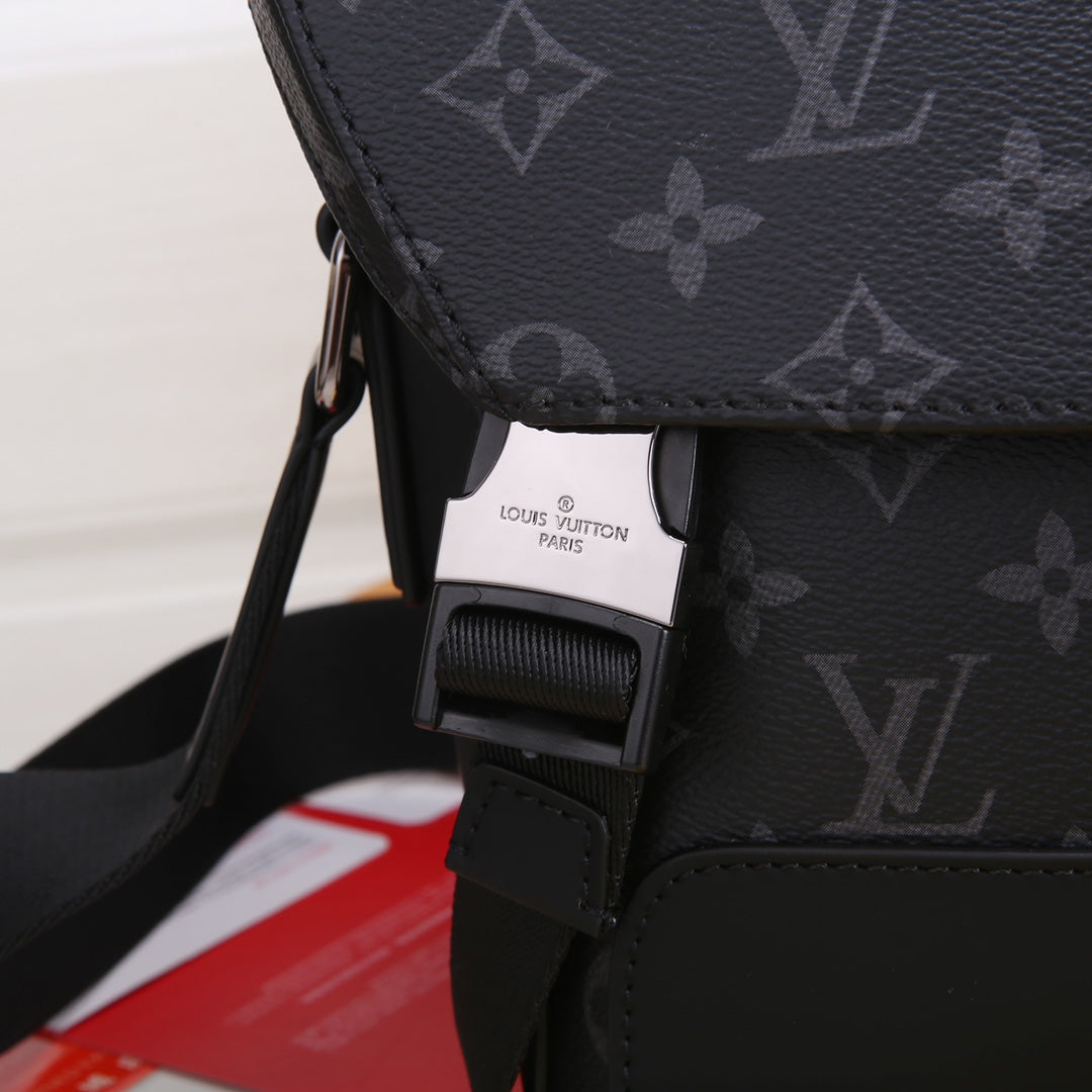 Louis Vuitton Black Monogram Pattern Canvas Messenger Bag with Shoulder Strap
