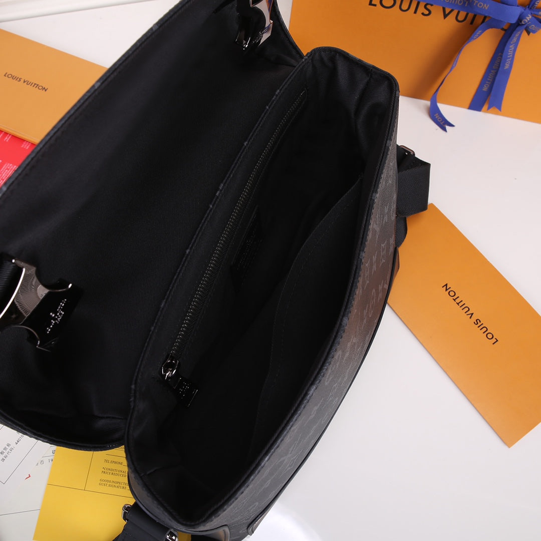 Louis Vuitton Black Monogram Pattern Canvas Messenger Bag with Shoulder Strap