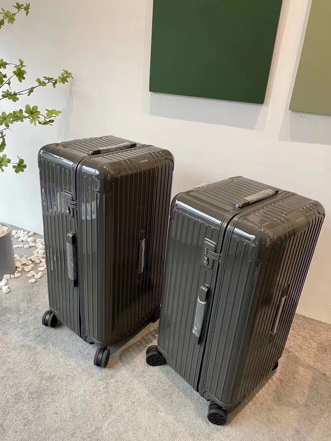Modern Charcoal Gray Grooved Hardshell Spinner Luggage Set
