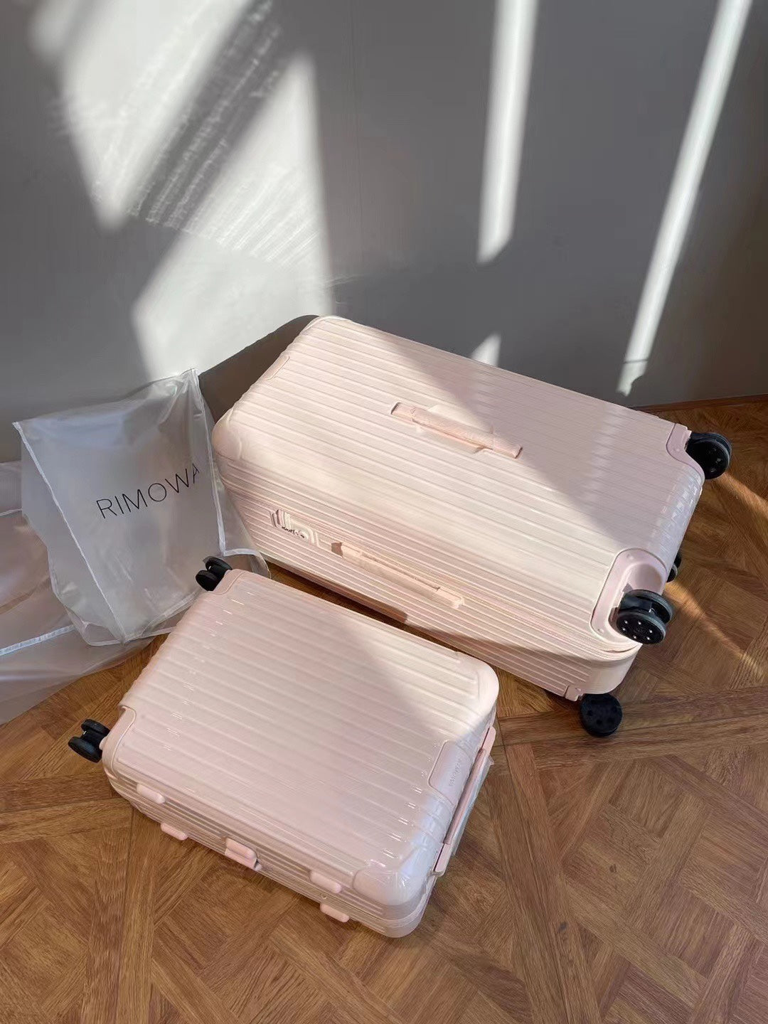 Modern Pastel Pink Ribbed Hardside Spinner Luggage Set