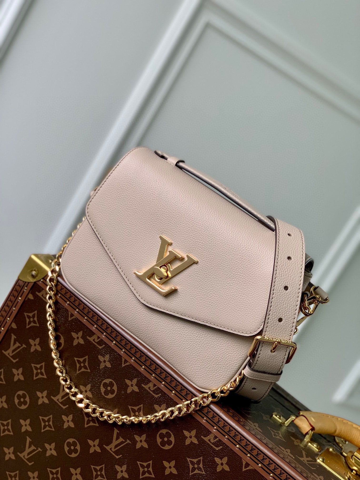 Elegant Blush Pink Crossbody Handbag with Gold Chain Strap and Gold-Tone Logo Clasp