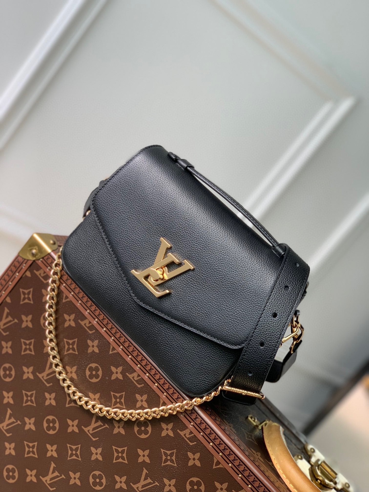Louis Vuitton Elegant Black Leather Shoulder Bag with Gold Clasp and Chain