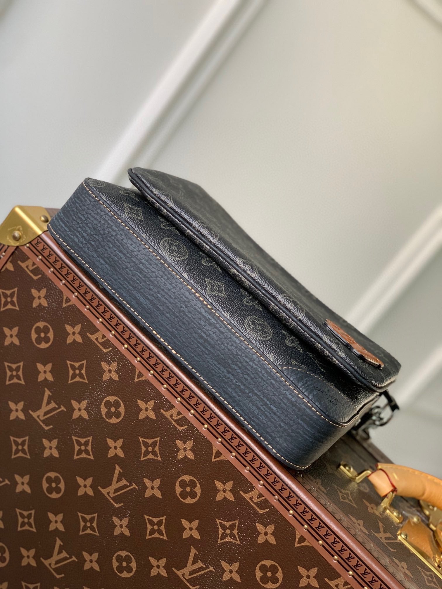 Louis Vuitton Dark Gray Monogram Canvas Crossbody Messenger Bag with Pouch