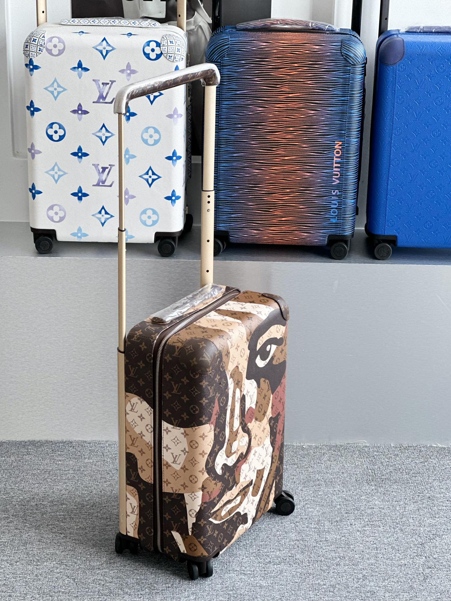 Brown Artistic Face Print Hardshell Spinner Luggage Suitcase