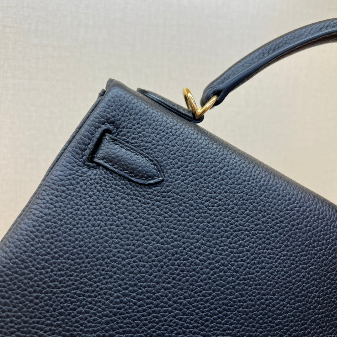 Elegant Two-Tone Leather Top Handle Bag - Navy &amp; Cream Bicolor Handbag with Gold Hardware