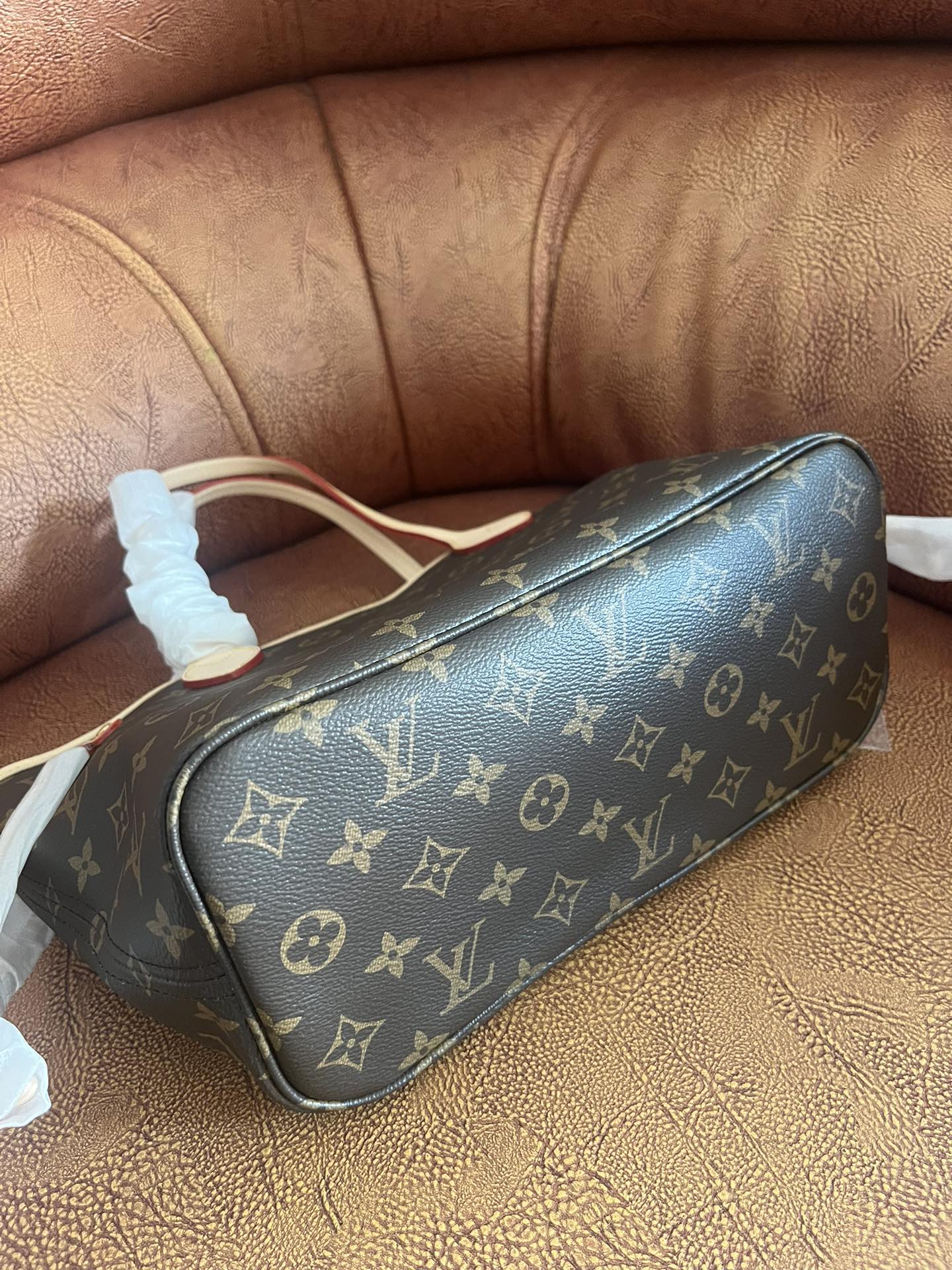 Louis Vuitton Classic Monogram Pattern Large Tote Handbag with Matching Pouch Set