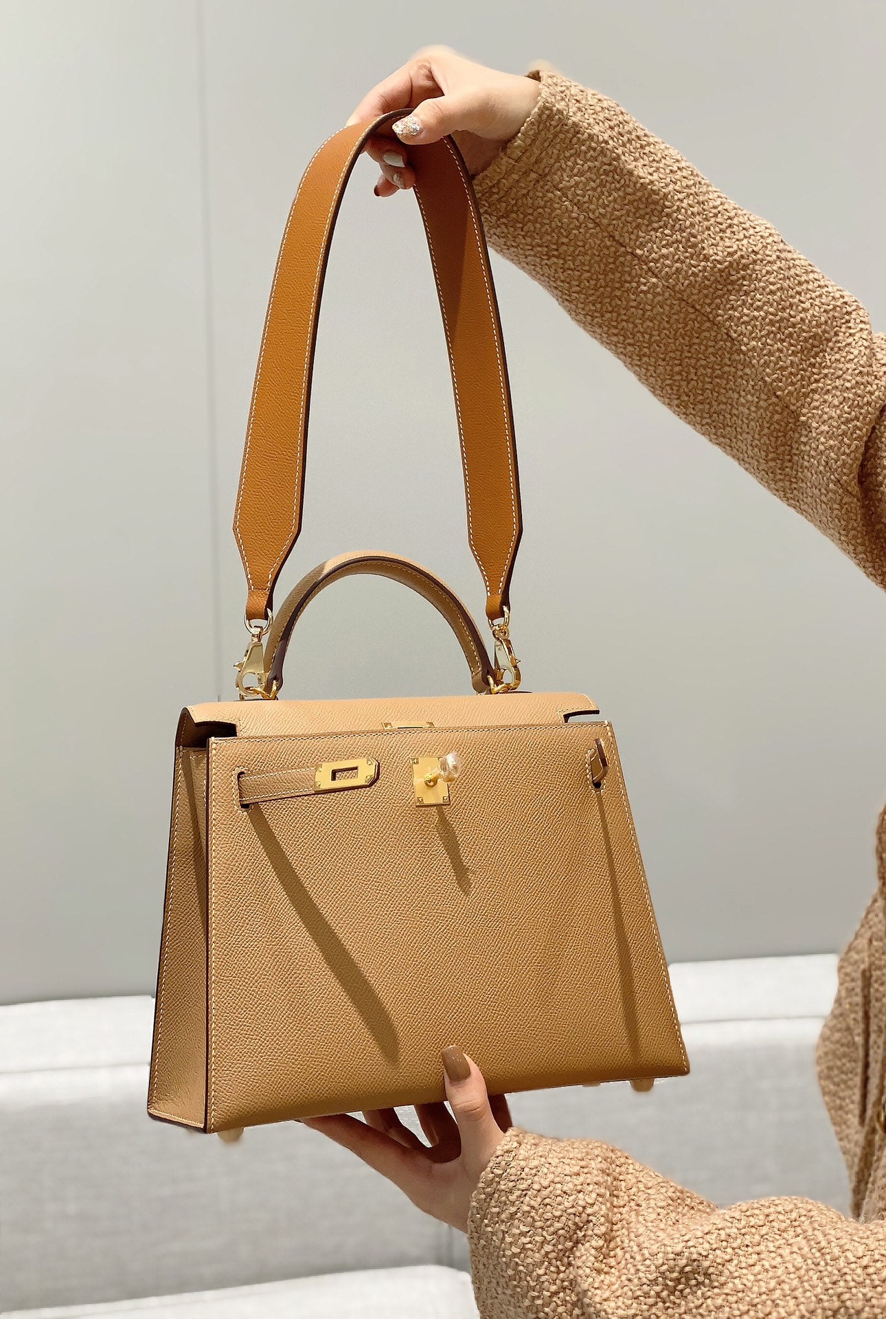 Elegant Tan Leather Handbag - Classic Top Handle Shoulder Bag with Gold Hardware
