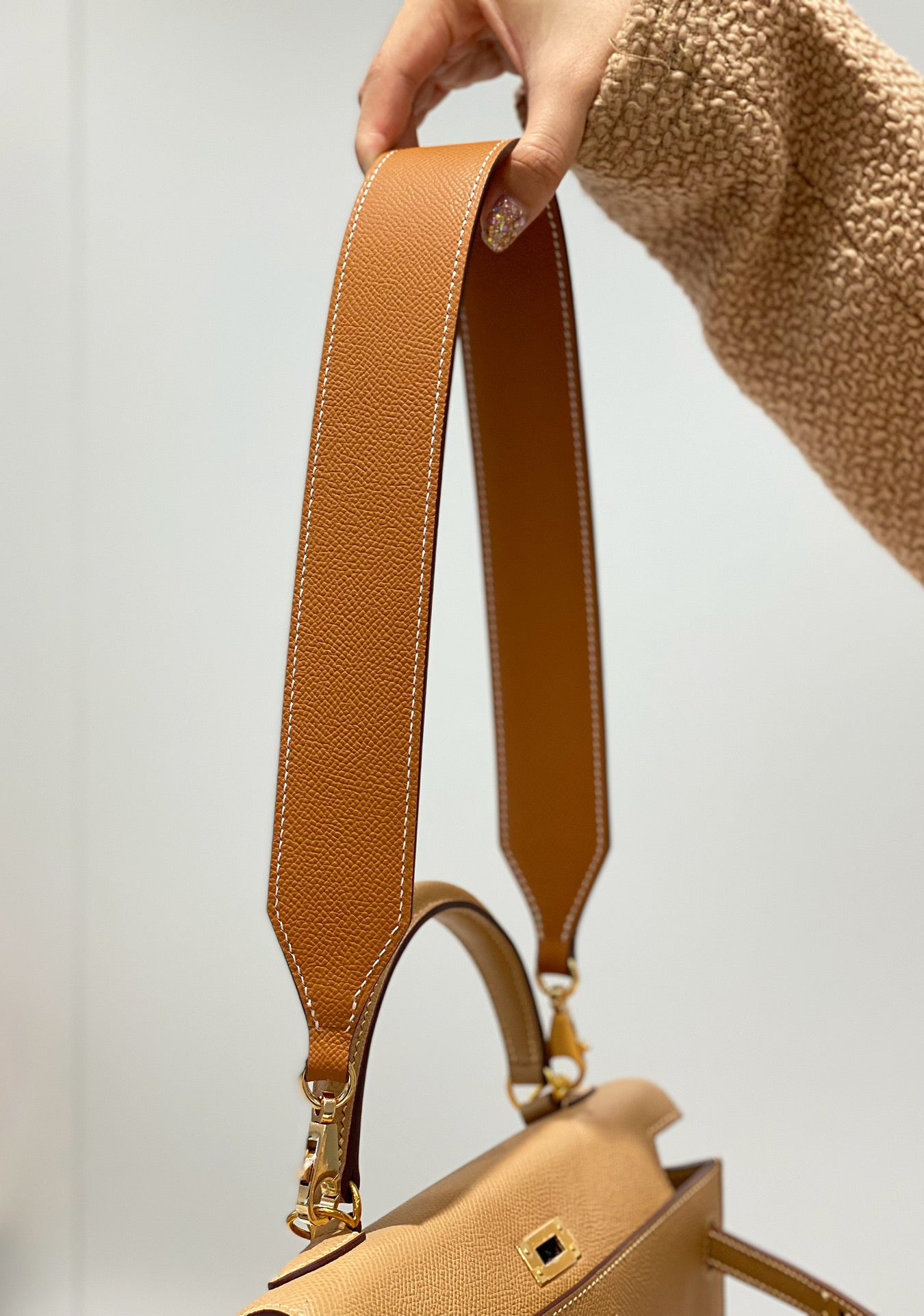 Elegant Tan Leather Handbag - Classic Top Handle Shoulder Bag with Gold Hardware