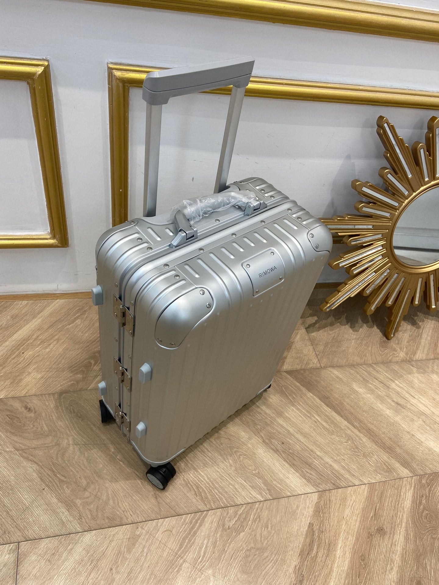 Modern Silver Aluminum Hardshell Spinner Suitcase for Travel