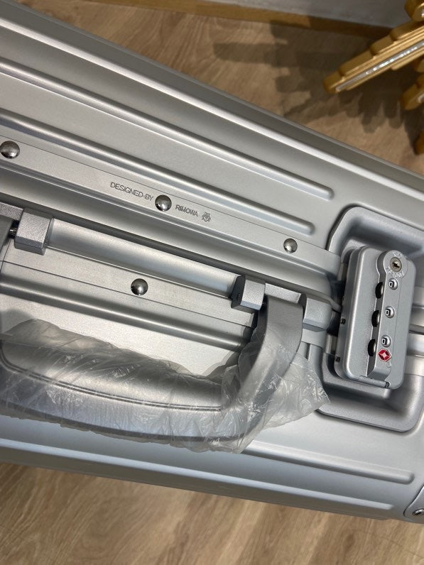 Modern Silver Aluminum Hardshell Spinner Suitcase for Travel