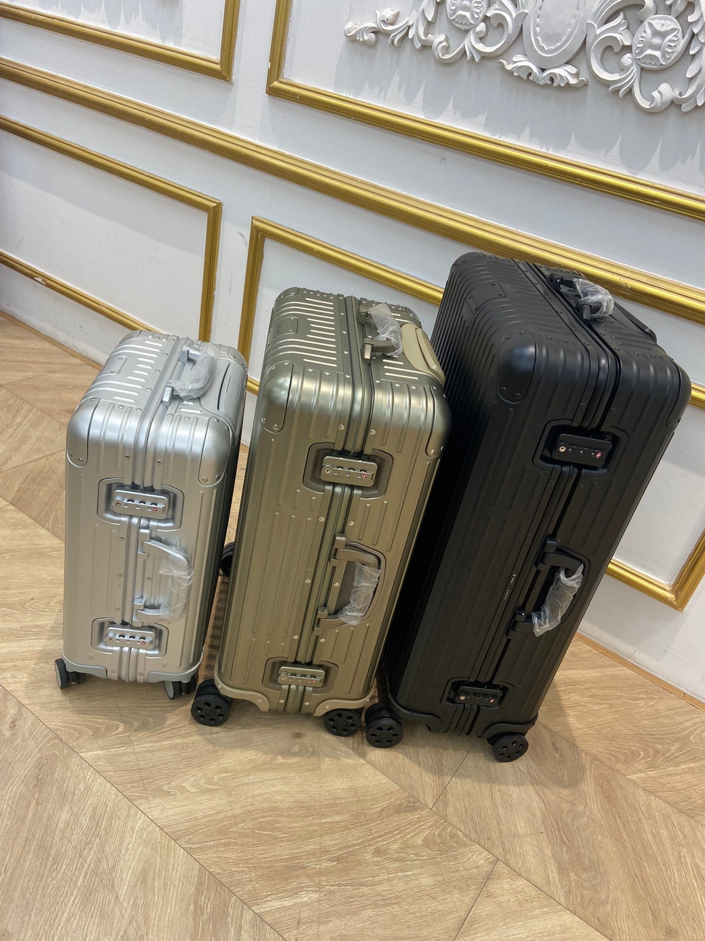 Modern 3-Piece Ribbed Hardshell Spinner Luggage Travel Set