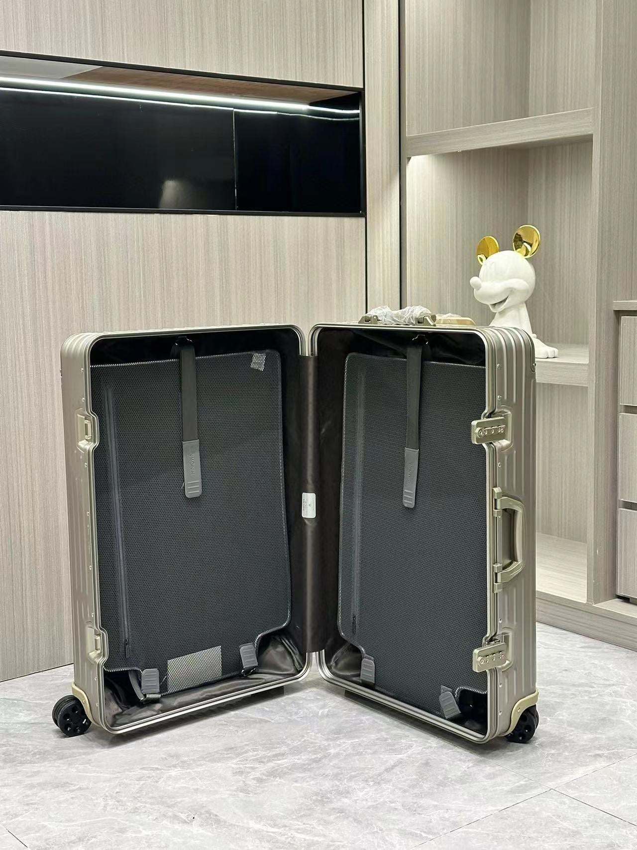 Modern Champagne Gold Grooved Hardshell Spinner Travel Suitcase