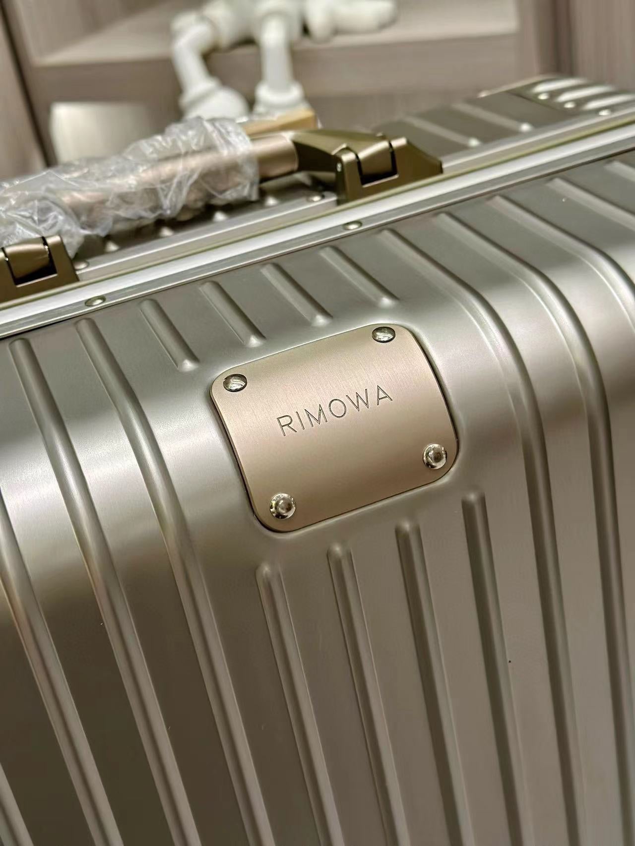 Modern Champagne Gold Grooved Hardshell Spinner Travel Suitcase