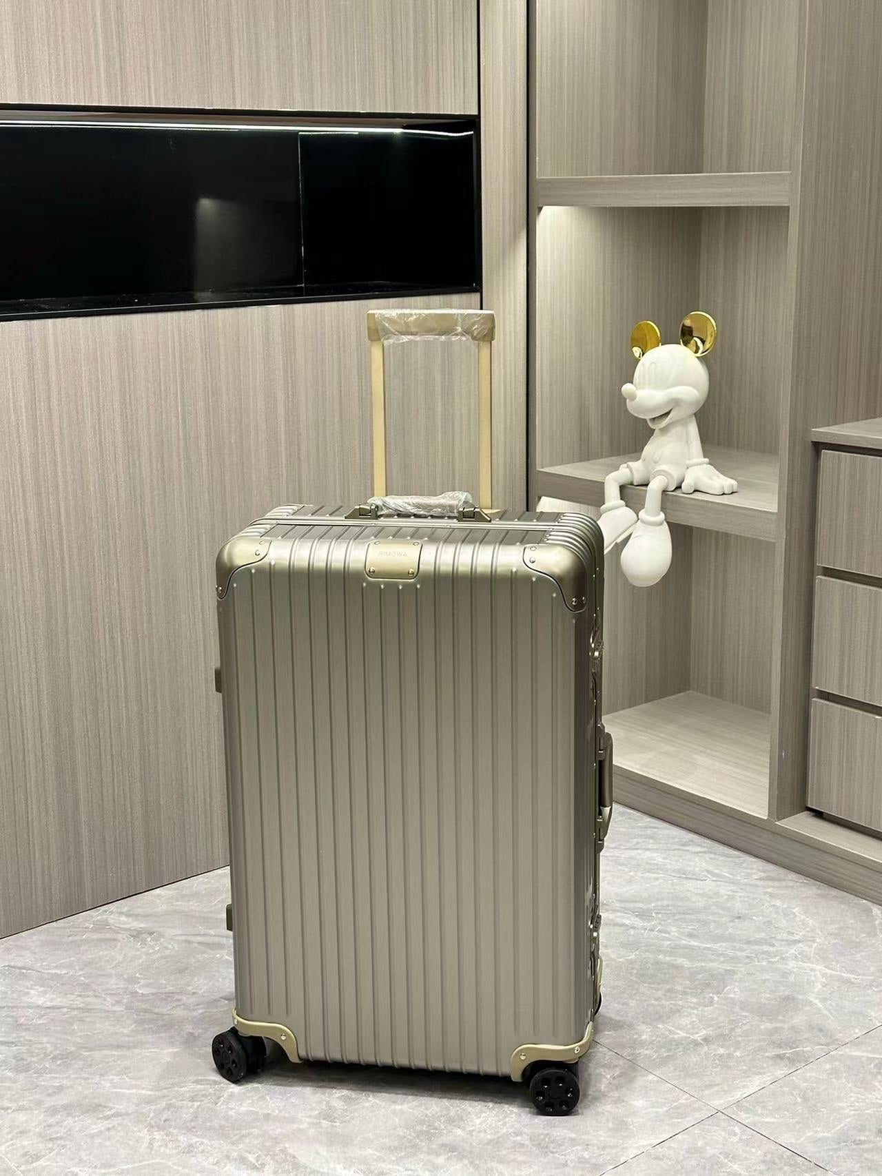 Modern Champagne Gold Grooved Hardshell Spinner Travel Suitcase