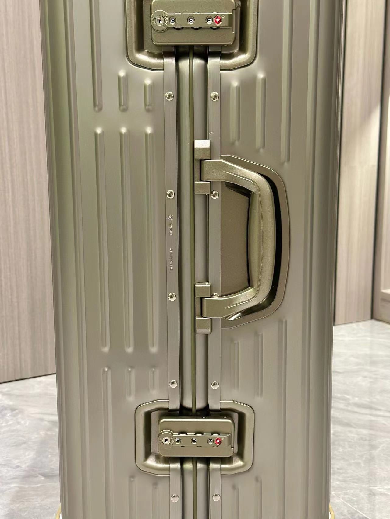 Modern Champagne Gold Grooved Hardshell Spinner Travel Suitcase