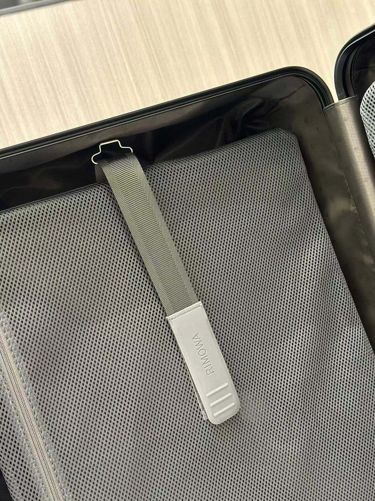 Sleek Matte Black Hardshell Spinner Suitcase for Travel