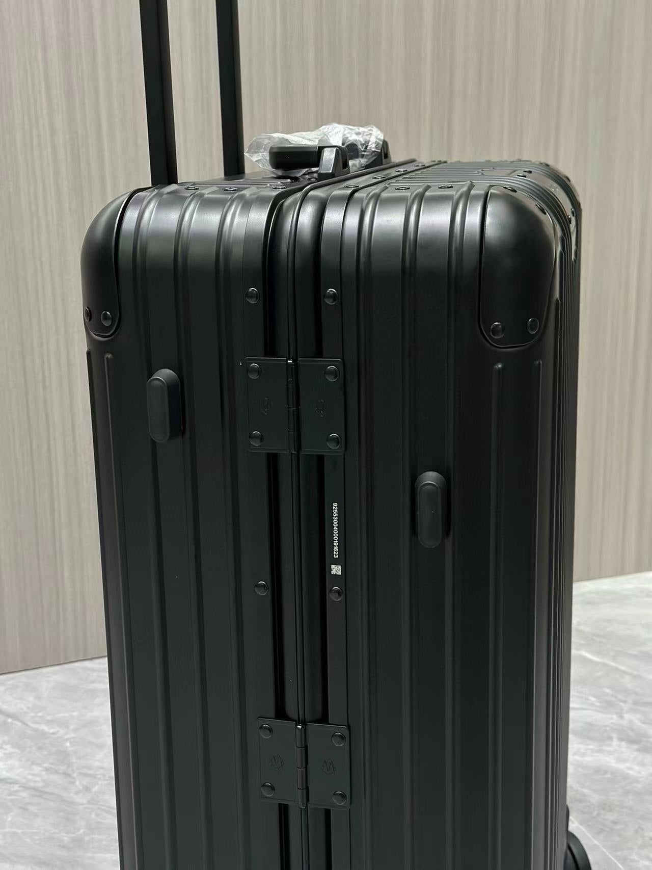 Sleek Matte Black Hardshell Spinner Suitcase for Travel