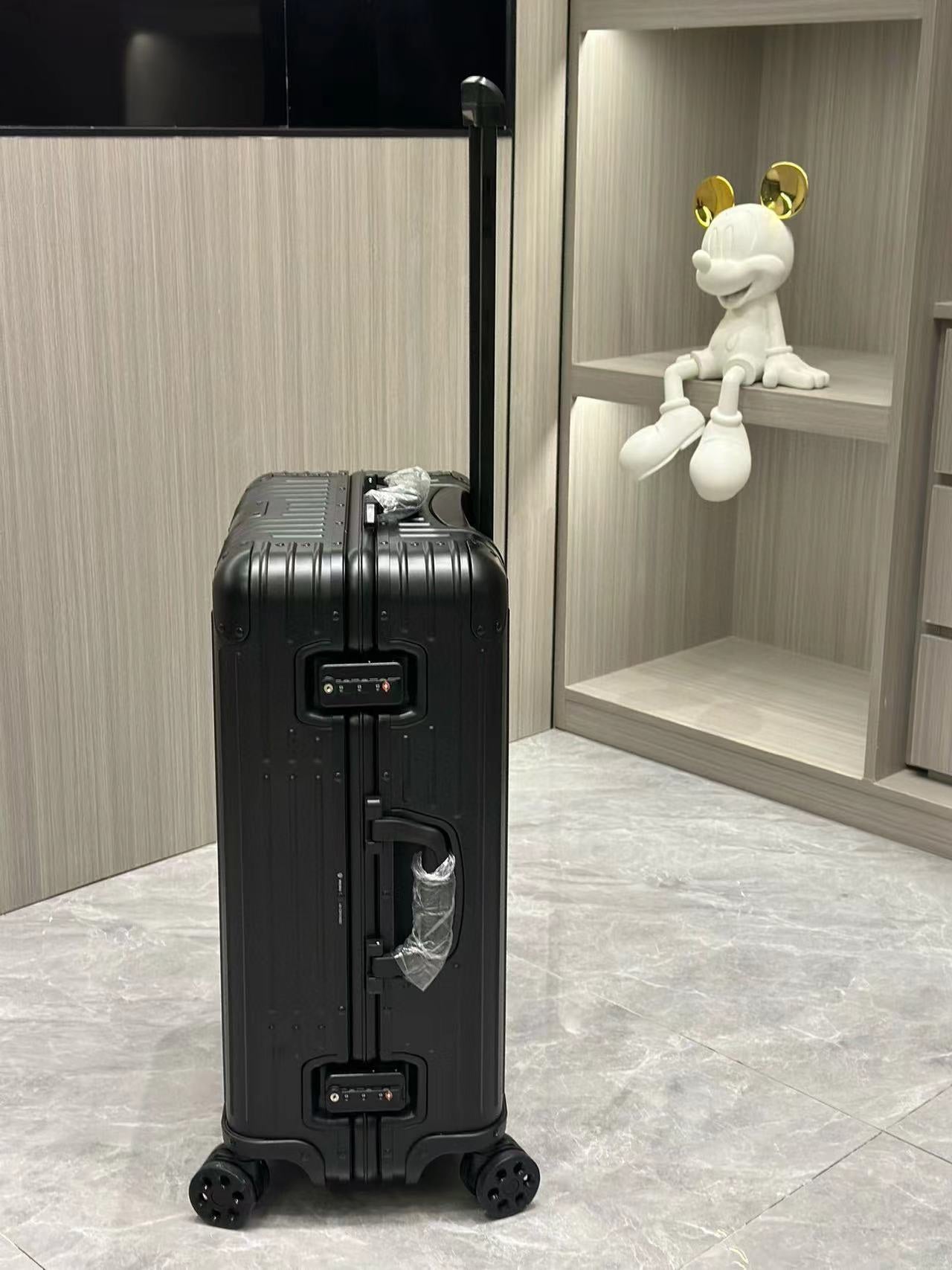 Sleek Matte Black Hardshell Spinner Suitcase for Travel
