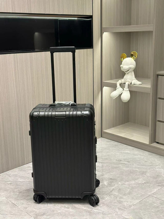 Sleek Matte Black Hardshell Spinner Suitcase for Travel