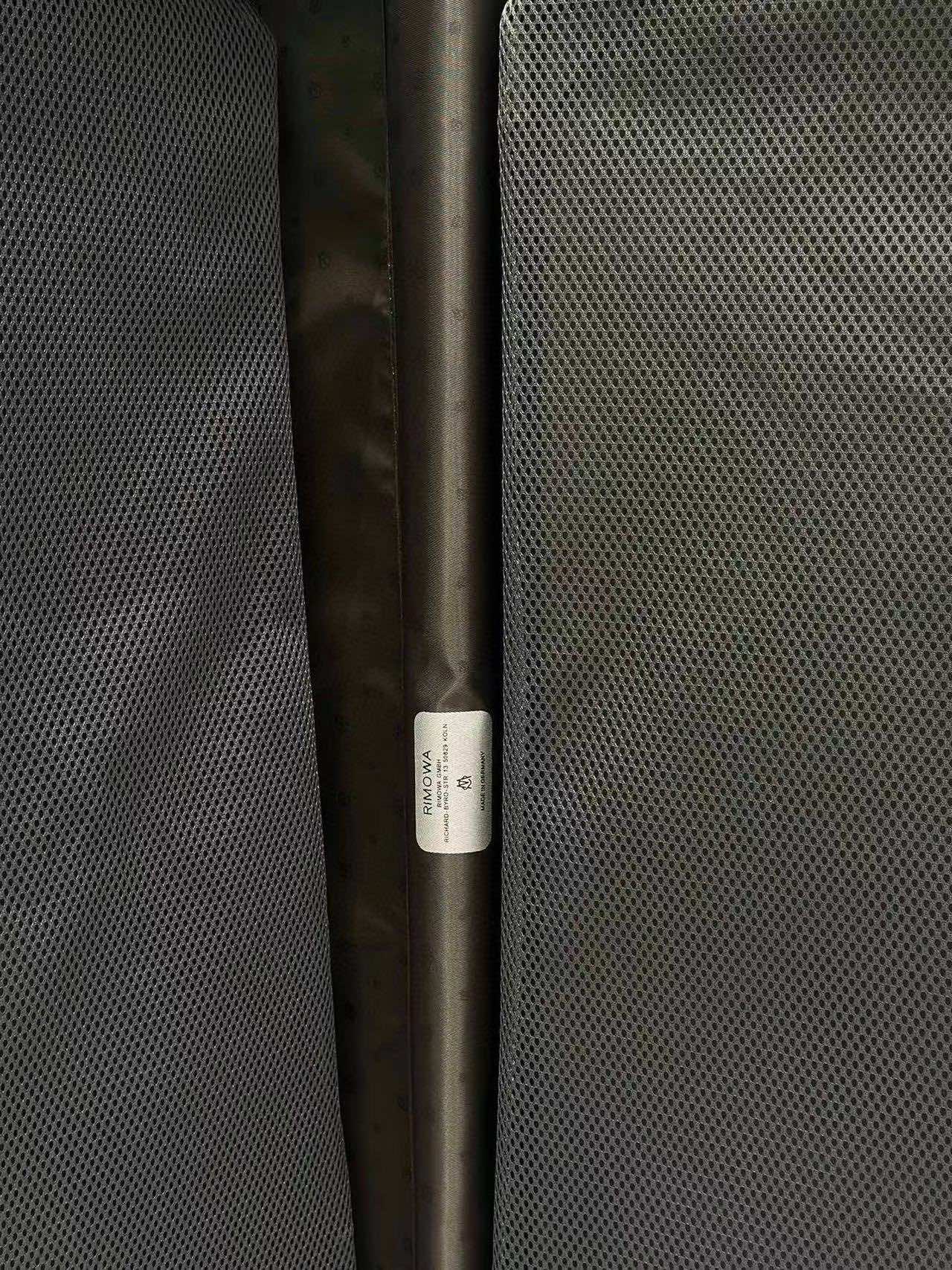 Sleek Matte Black Hardshell Spinner Suitcase for Travel