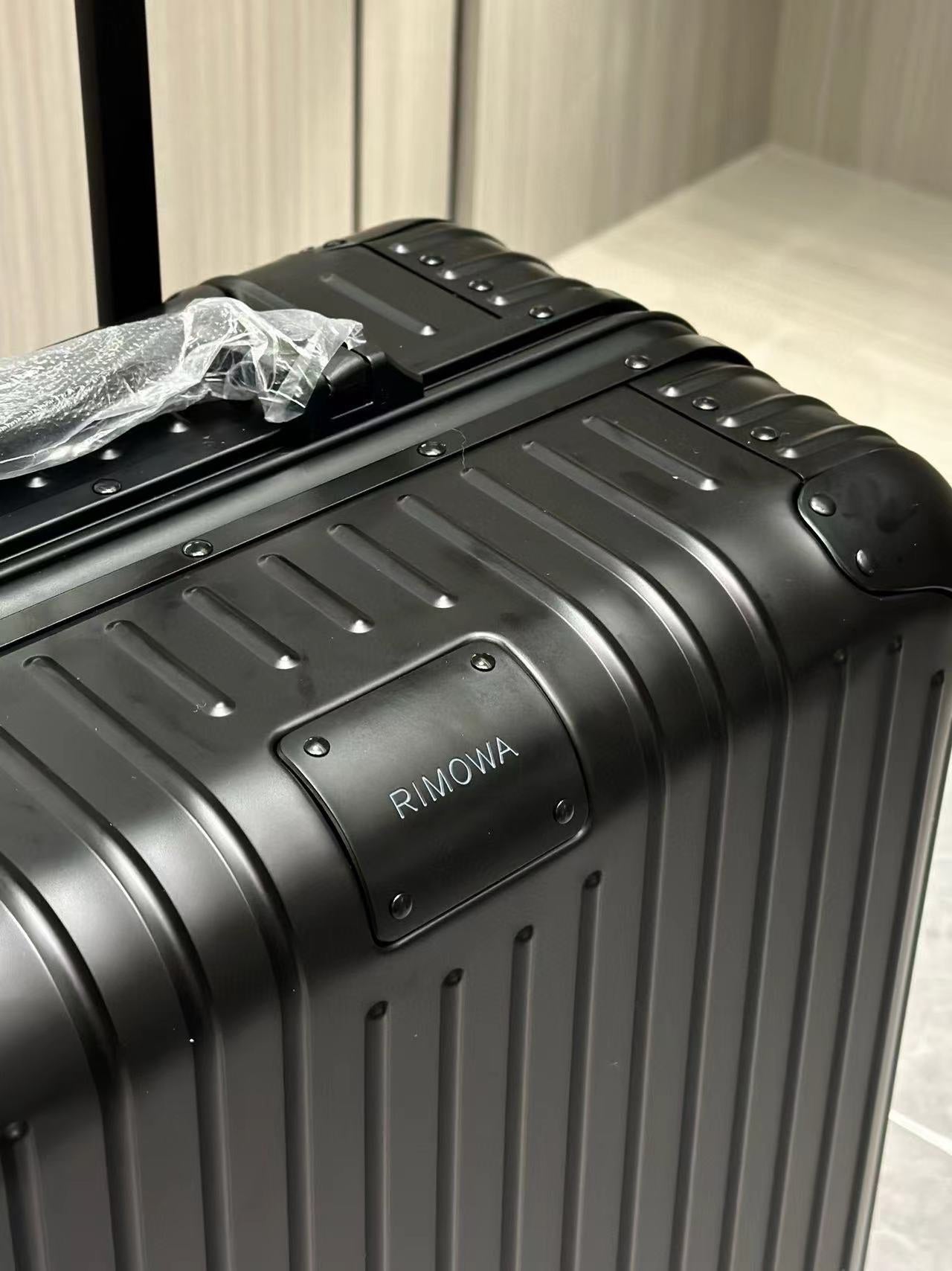 Sleek Matte Black Hardshell Spinner Suitcase for Travel