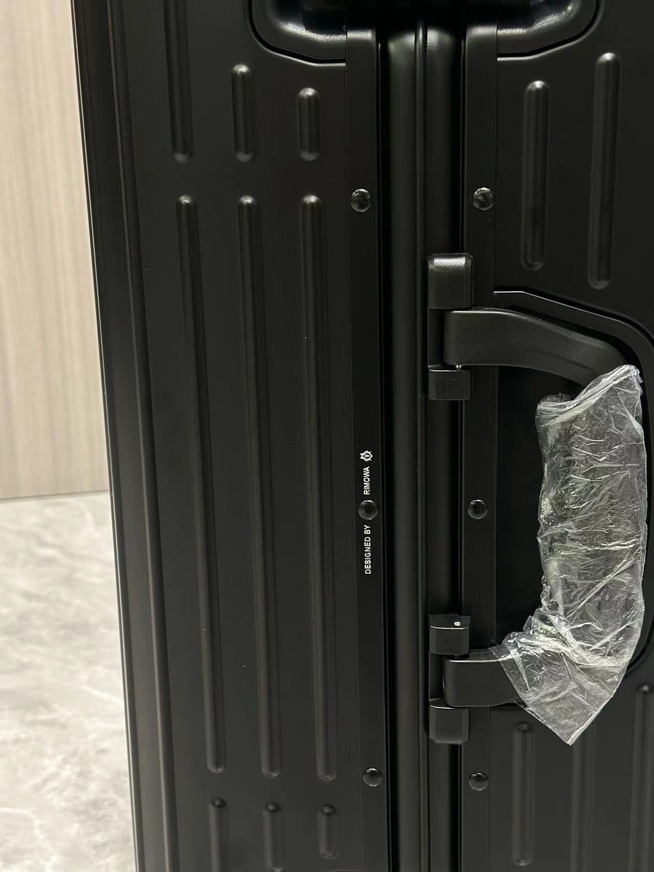 Sleek Matte Black Hardshell Spinner Suitcase for Travel