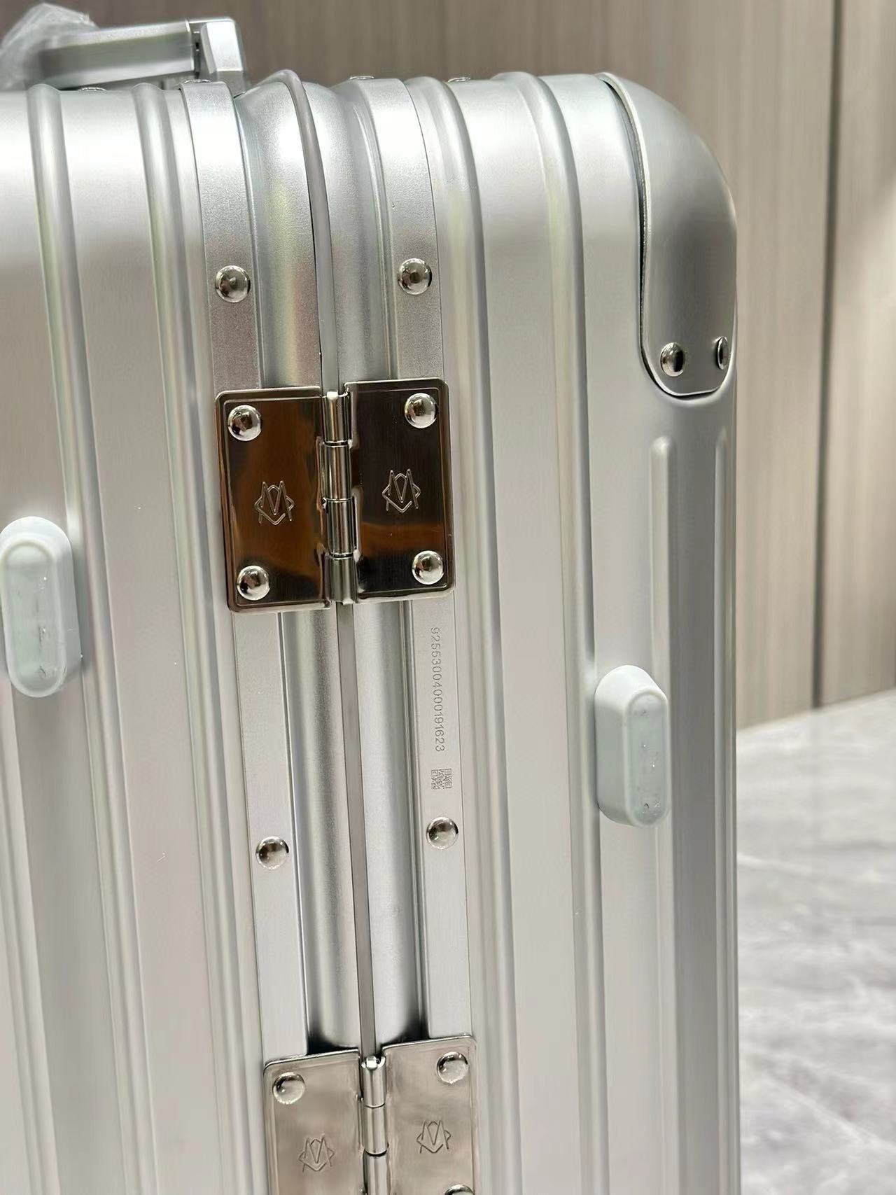 Grooved Hardside Silver Spinner Carry-On Luggage Suitcase