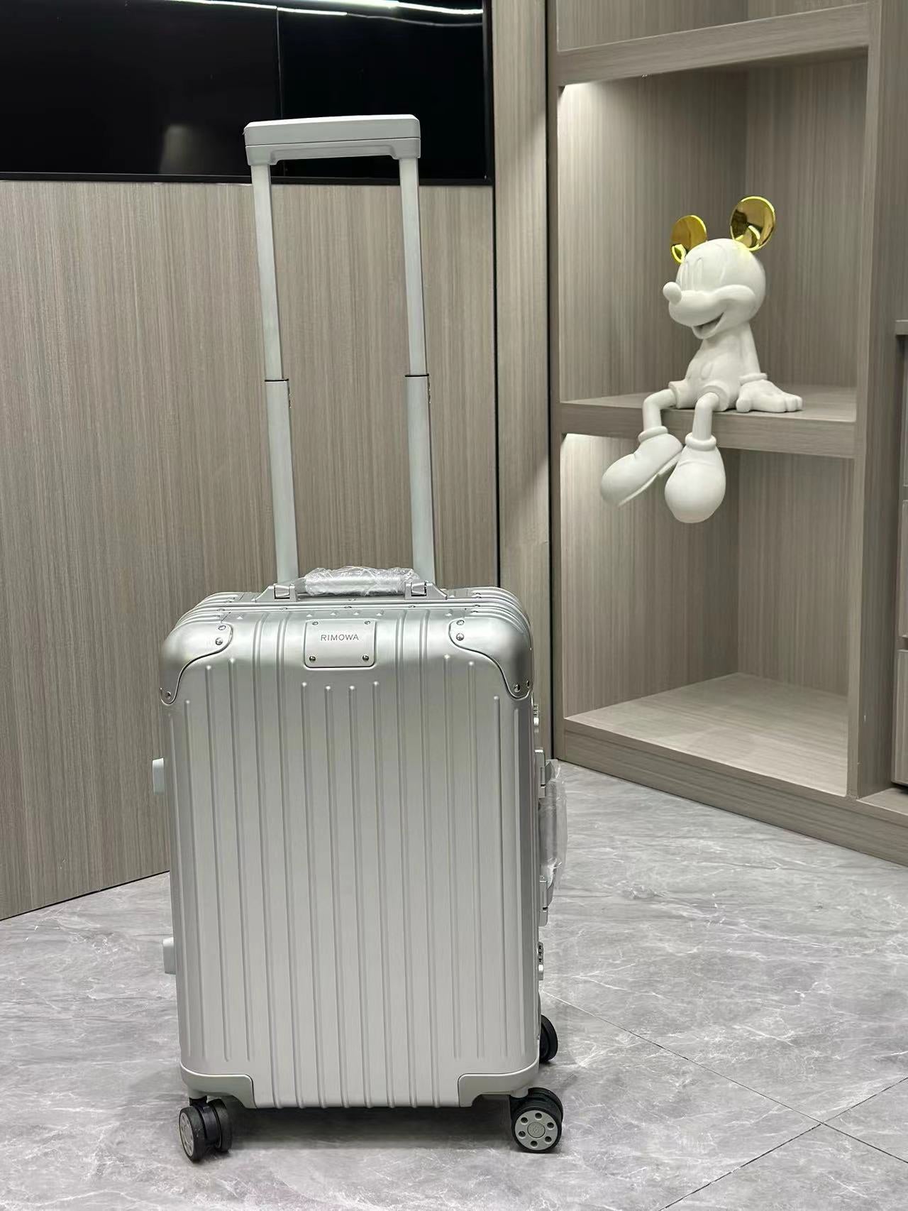 Grooved Hardside Silver Spinner Carry-On Luggage Suitcase