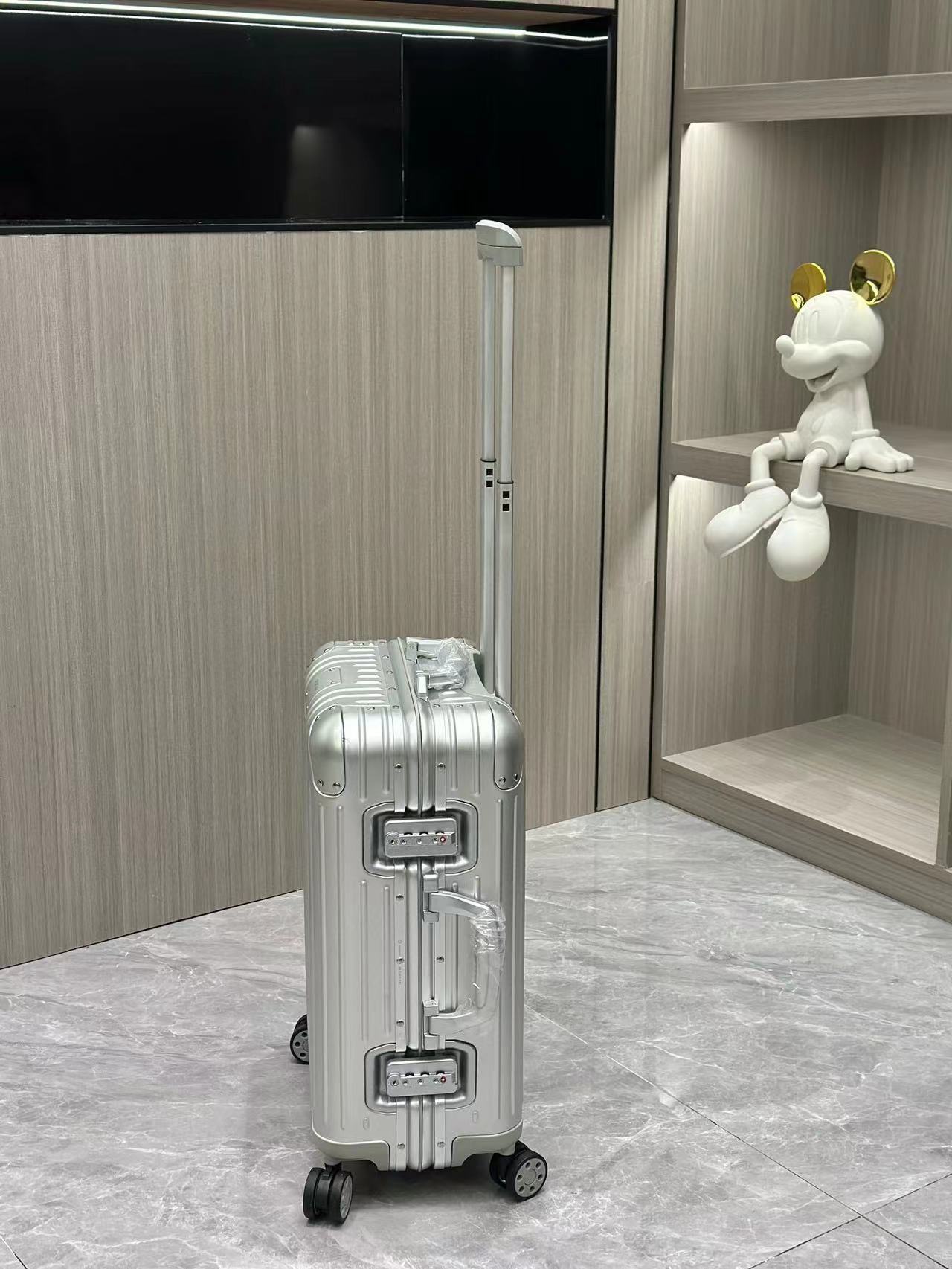 Grooved Hardside Silver Spinner Carry-On Luggage Suitcase