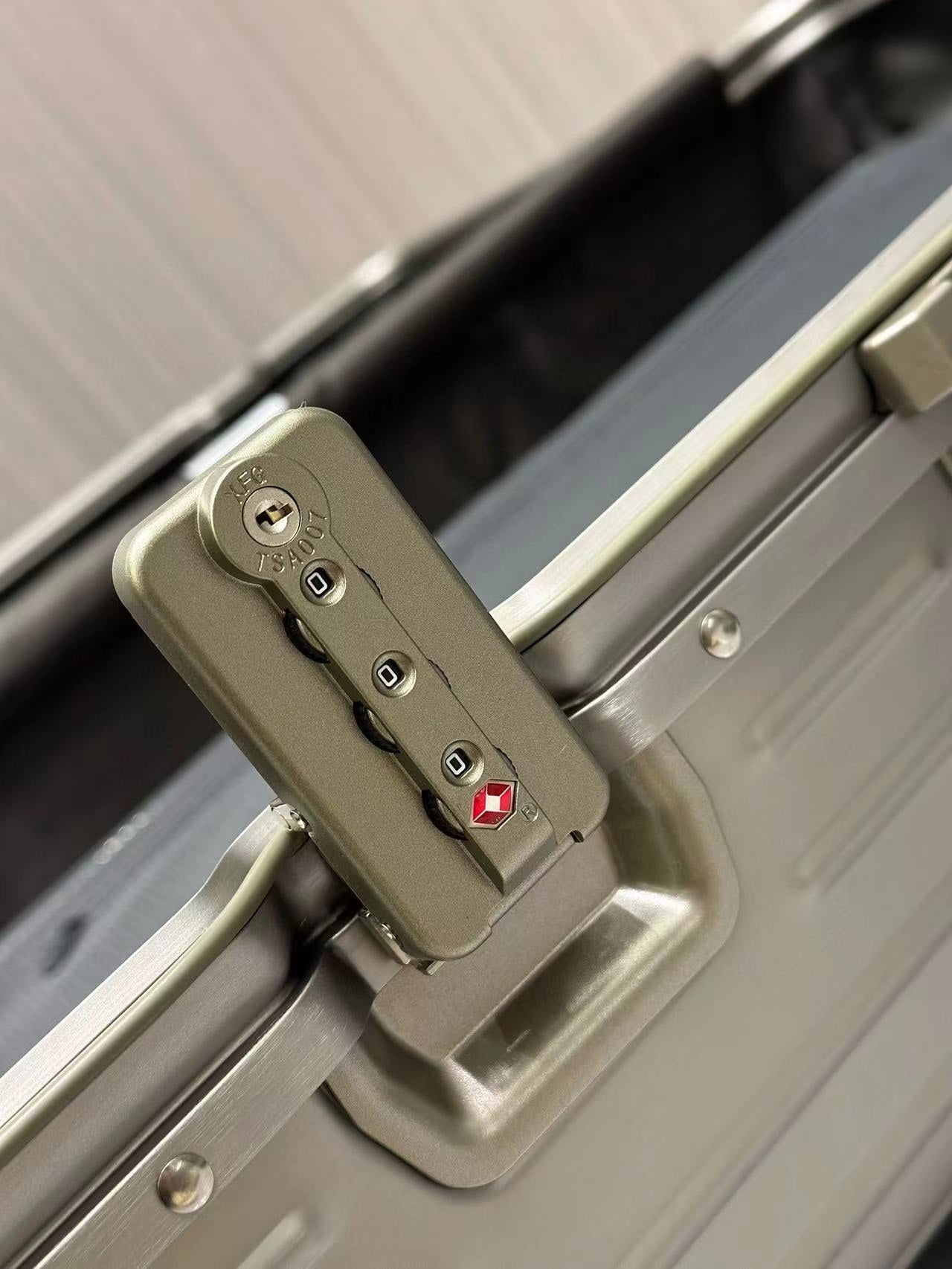 Durable Silver Aluminum Hard Shell Suitcase with TSA Combination Lock