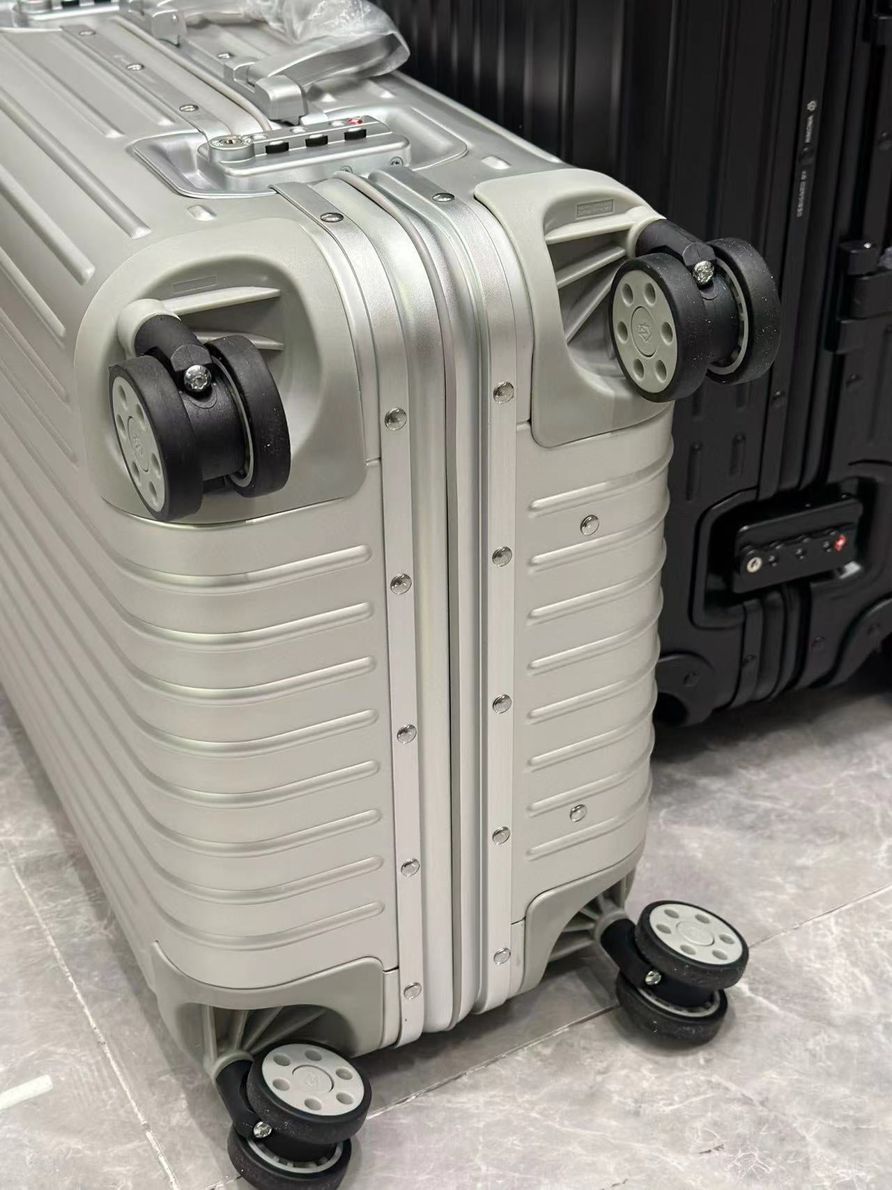 Durable Silver Aluminum Hard Shell Suitcase with TSA Combination Lock