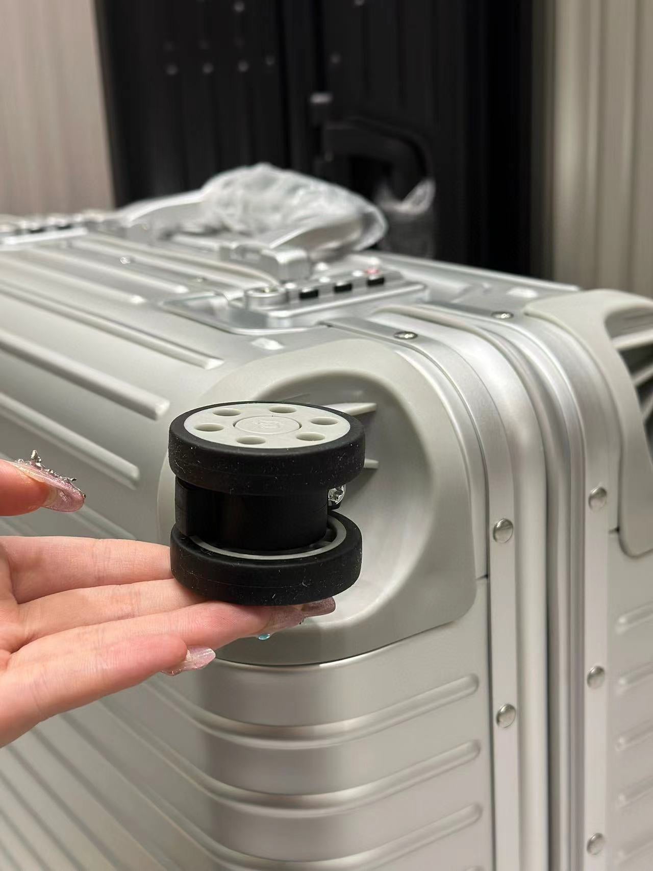 Durable Silver Aluminum Hard Shell Suitcase with TSA Combination Lock