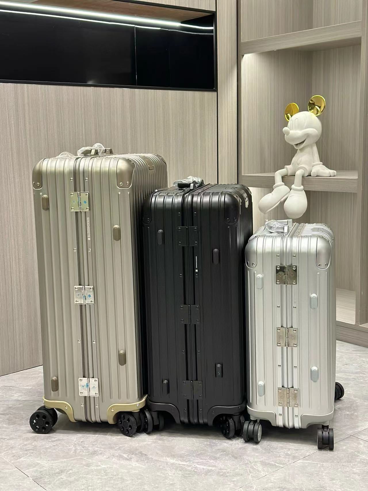 Modern Grooved Hardshell Spinner Suitcase Set for Travel