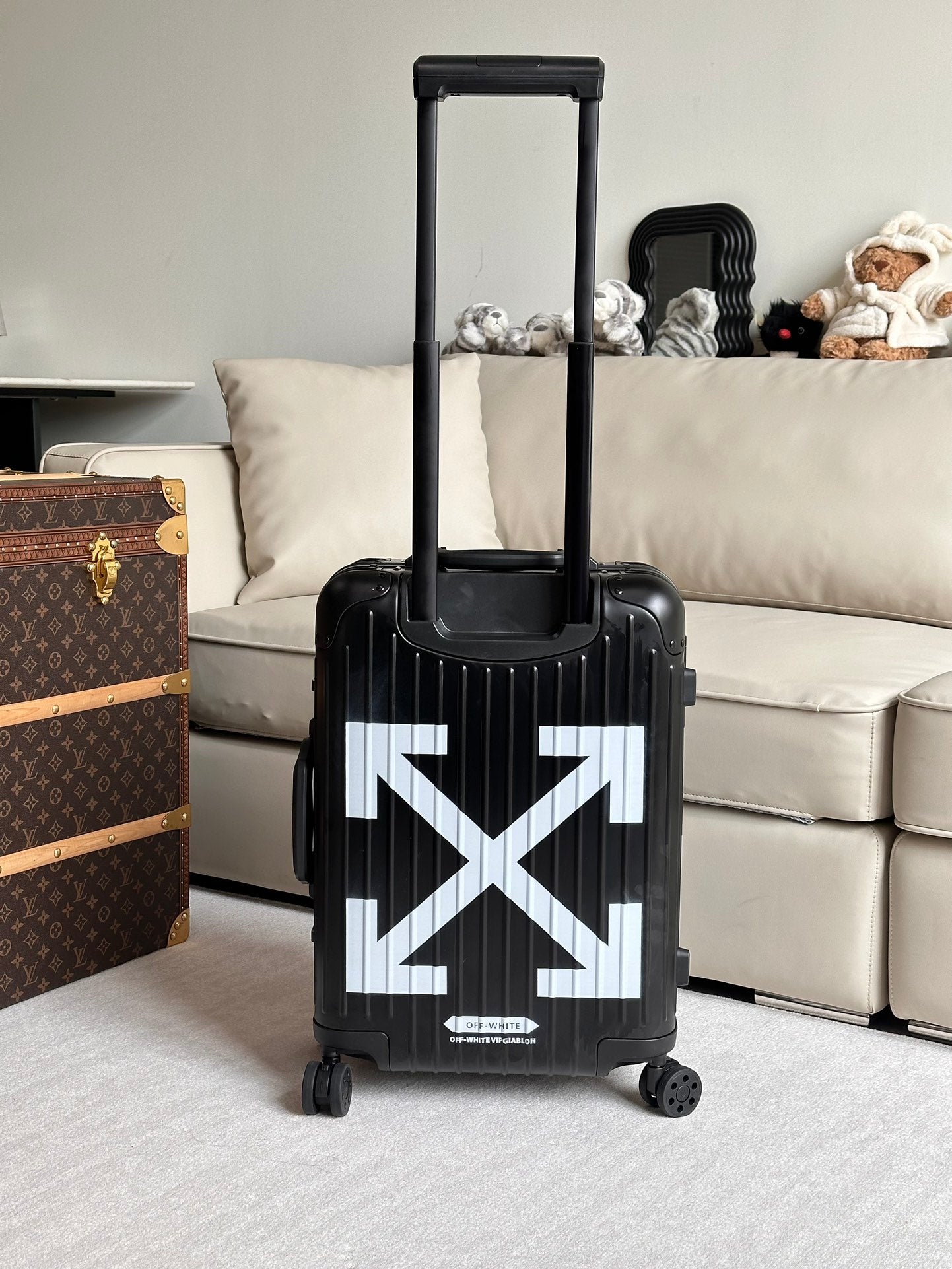 Modern Black Hardshell Spinner Suitcase with White Graphic Print
