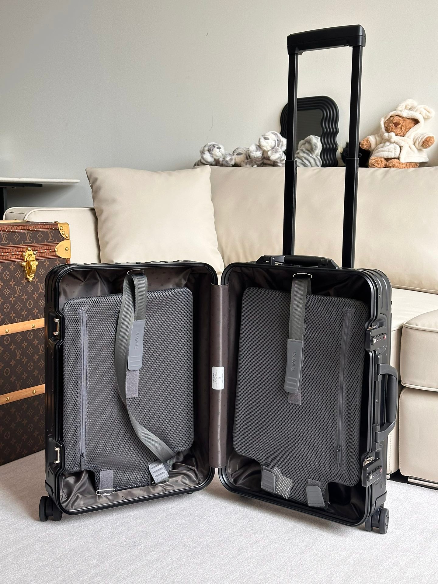 Modern Black Hardshell Spinner Suitcase with White Graphic Print