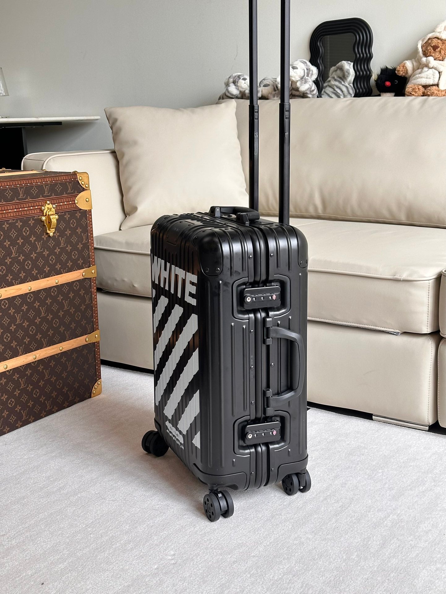 Modern Black Hardshell Spinner Suitcase with White Graphic Print