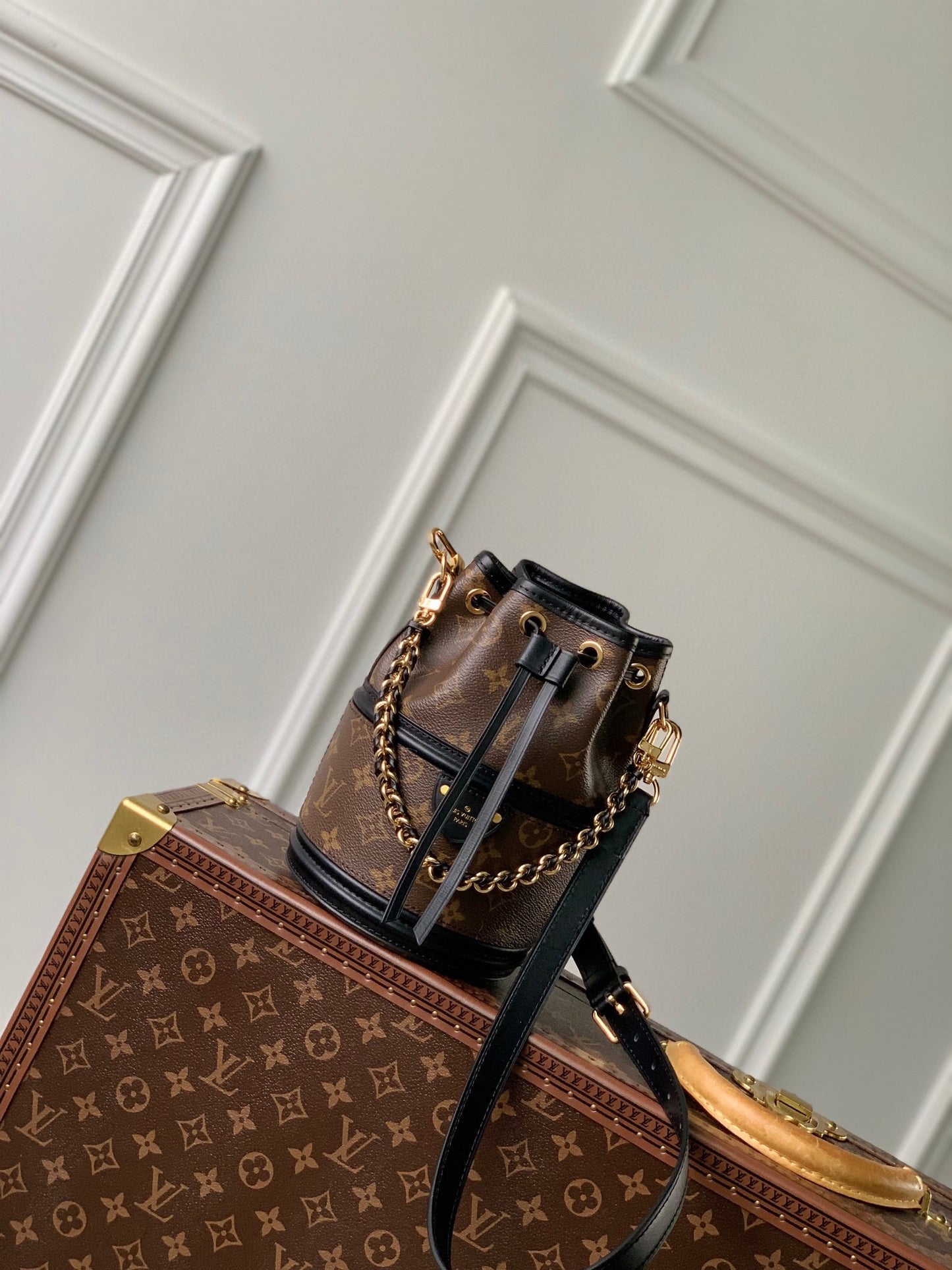 Louis Vuitton Luxury Monogram Drawstring Bucket Bag with Gold Chain and Leather Strap