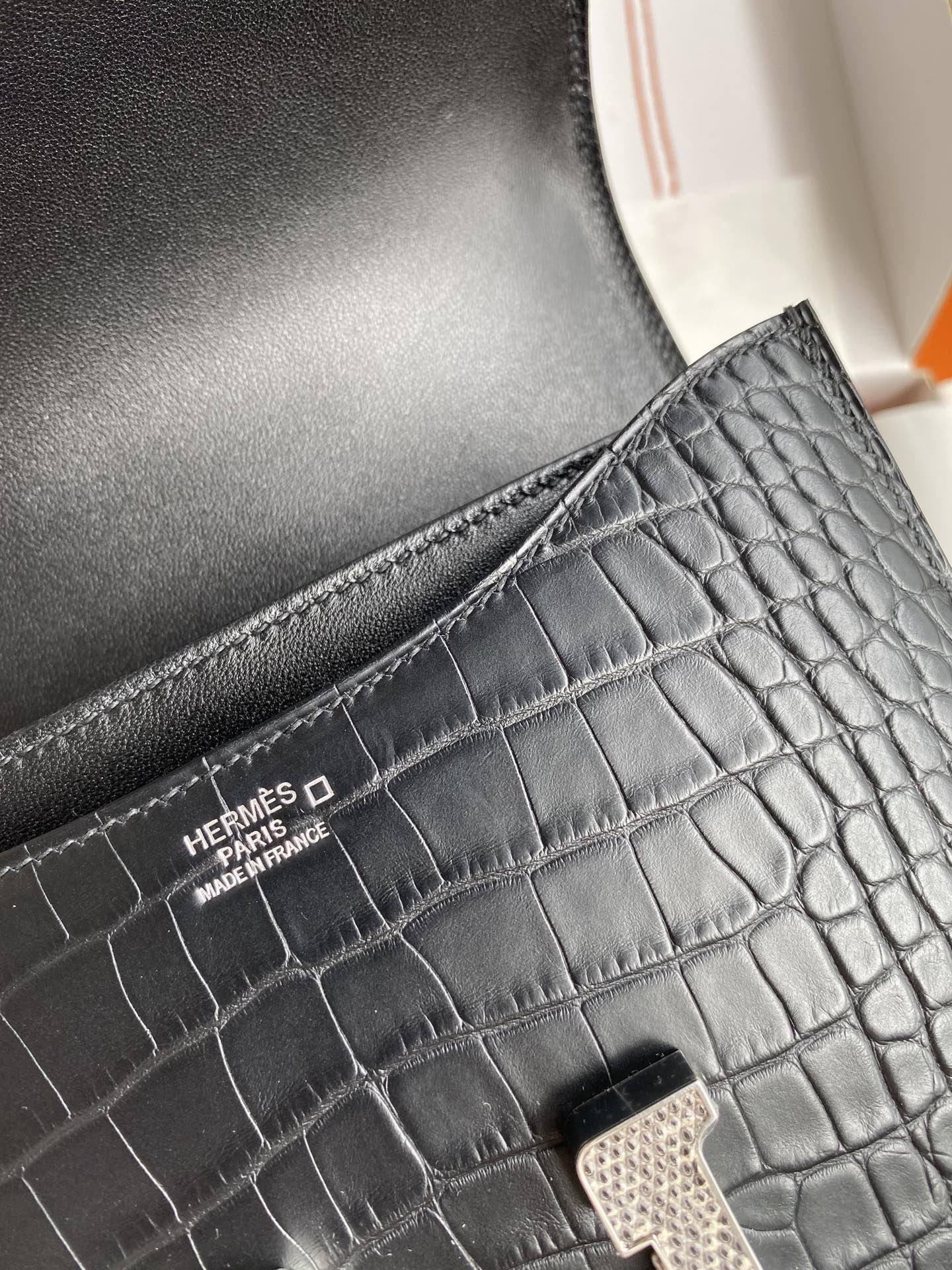 Luxury Black Crocodile Pattern Leather Crossbody Bag with Silver H-Buckle Clasp