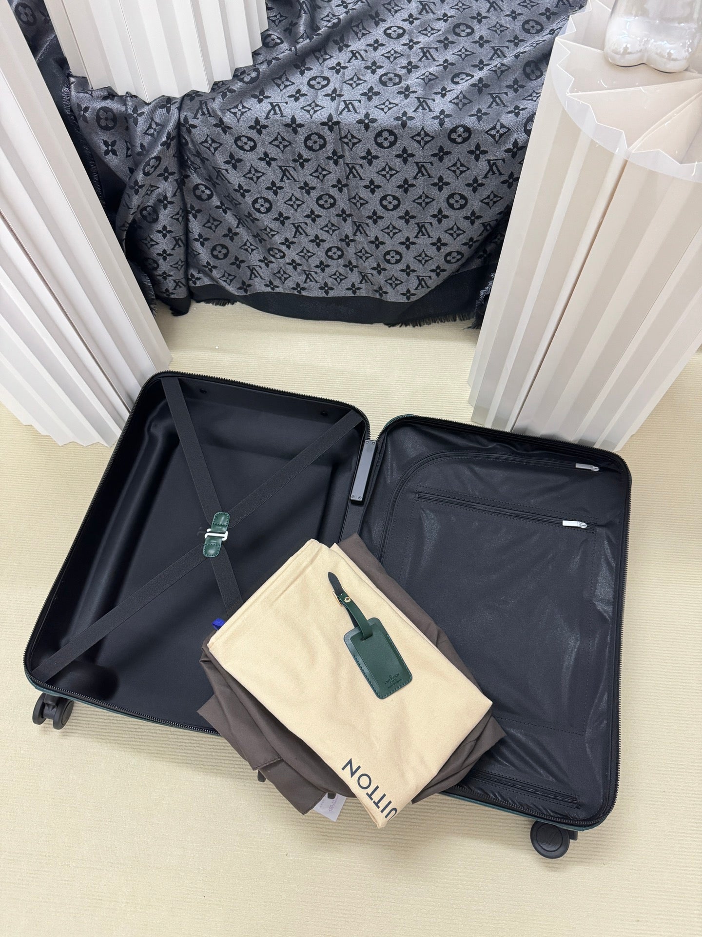 Dark Green Textured Hardshell Spinner Suitcase Rolling Travel Bag