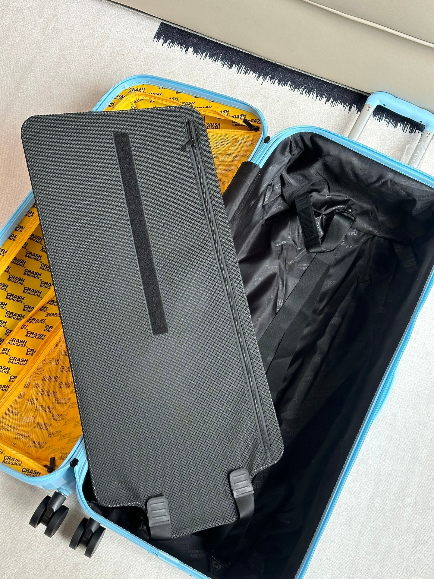 Modern Light Blue Hardside Spinner Suitcase with Yellow Interior Organizer