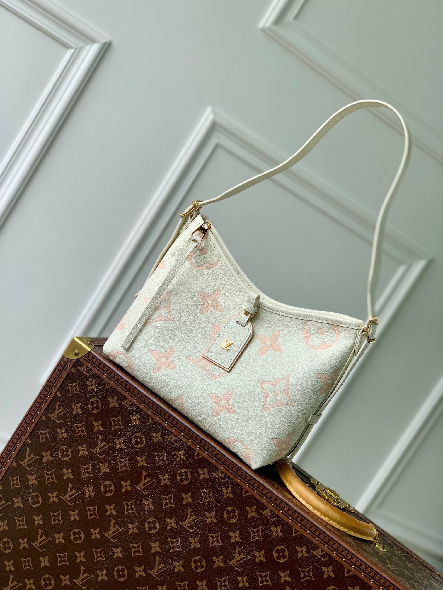 Louis Vuitton White and Pink Monogram Pattern Leather Shoulder Handbag