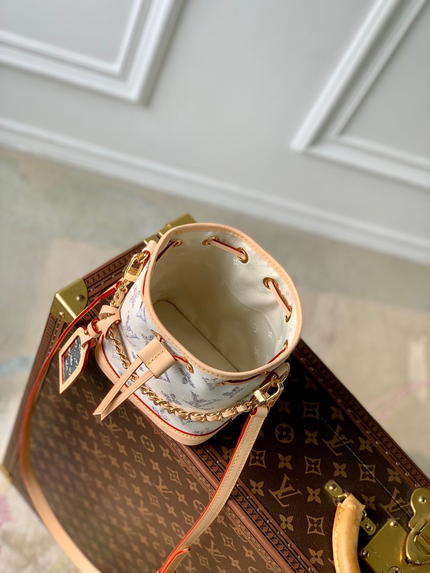 Louis Vuitton Luxury White Monogram Mini Bucket Bag with Gold Chain and Leather Trim