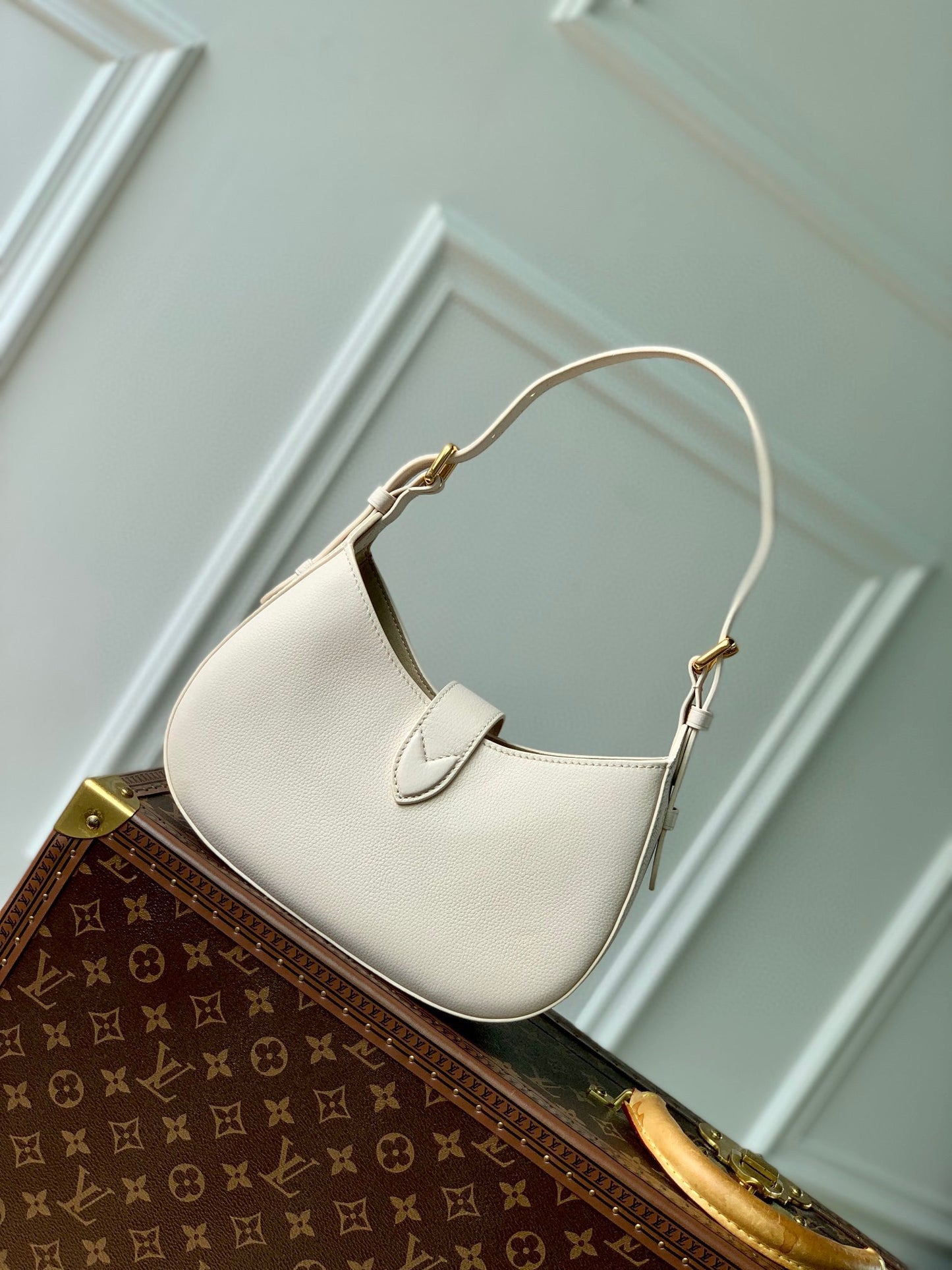 Louis Vuitton Elegant Cream Leather Crescent Shoulder Bag with Gold Lock