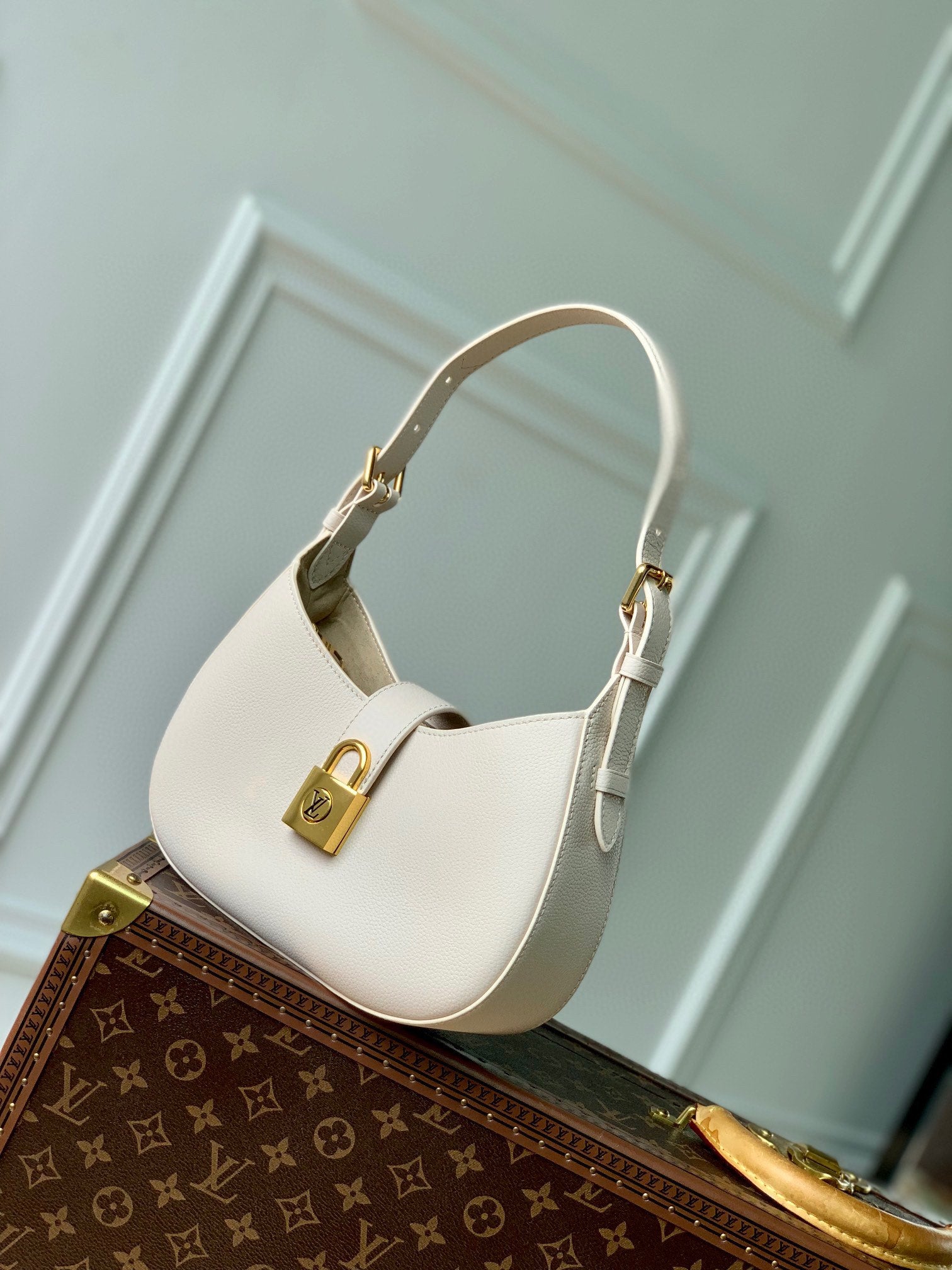 Louis Vuitton Elegant Cream Leather Crescent Shoulder Bag with Gold Lock